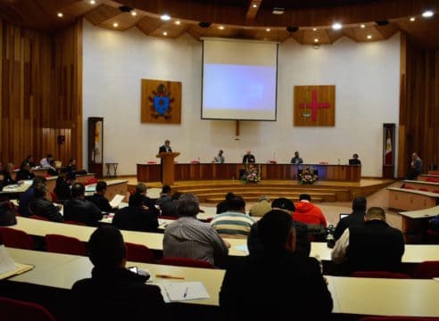 El Cardenal Carlos Aguiar escucha las inquietudes de su presbiterio