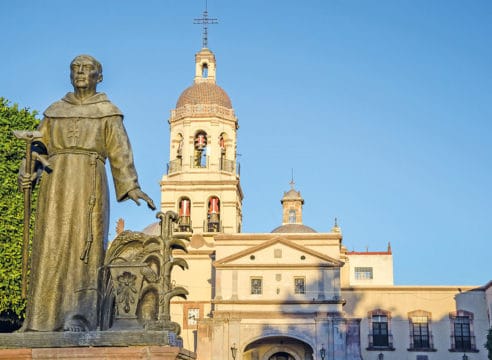 Conoce el convento que resguarda un árbol de cruces y espinas