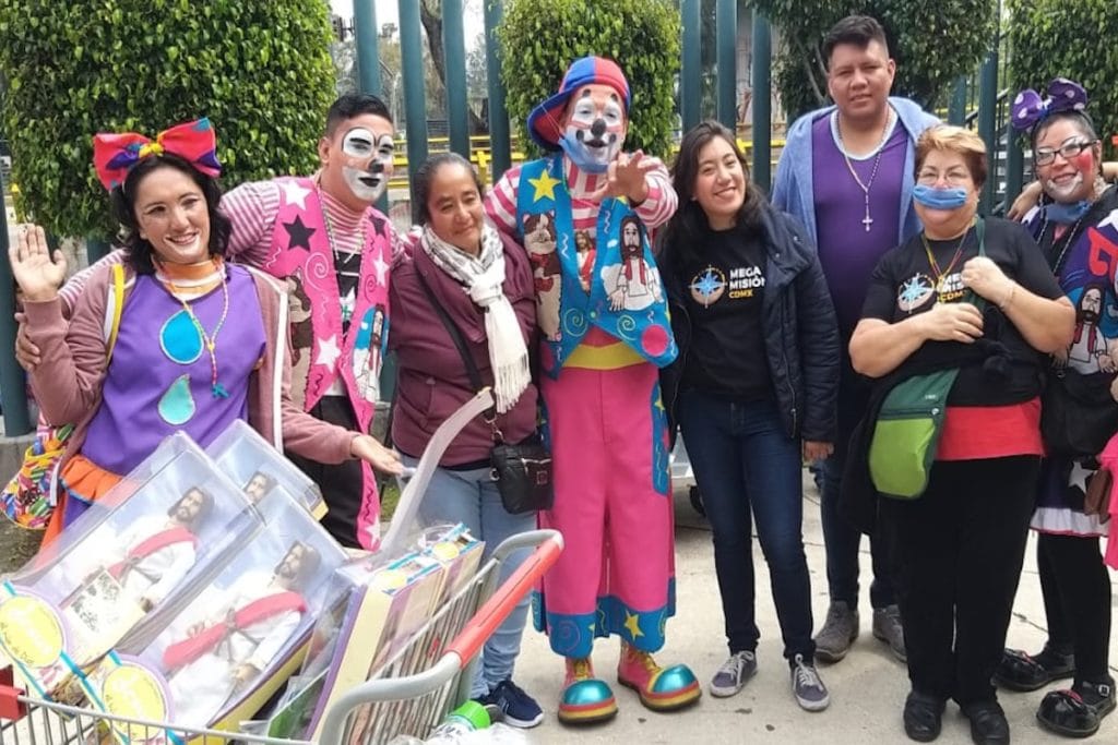 Payasos Eucarísticos en misión en el Hospital de la Raza. Foto- Cortesía Payasos Eucarísticos