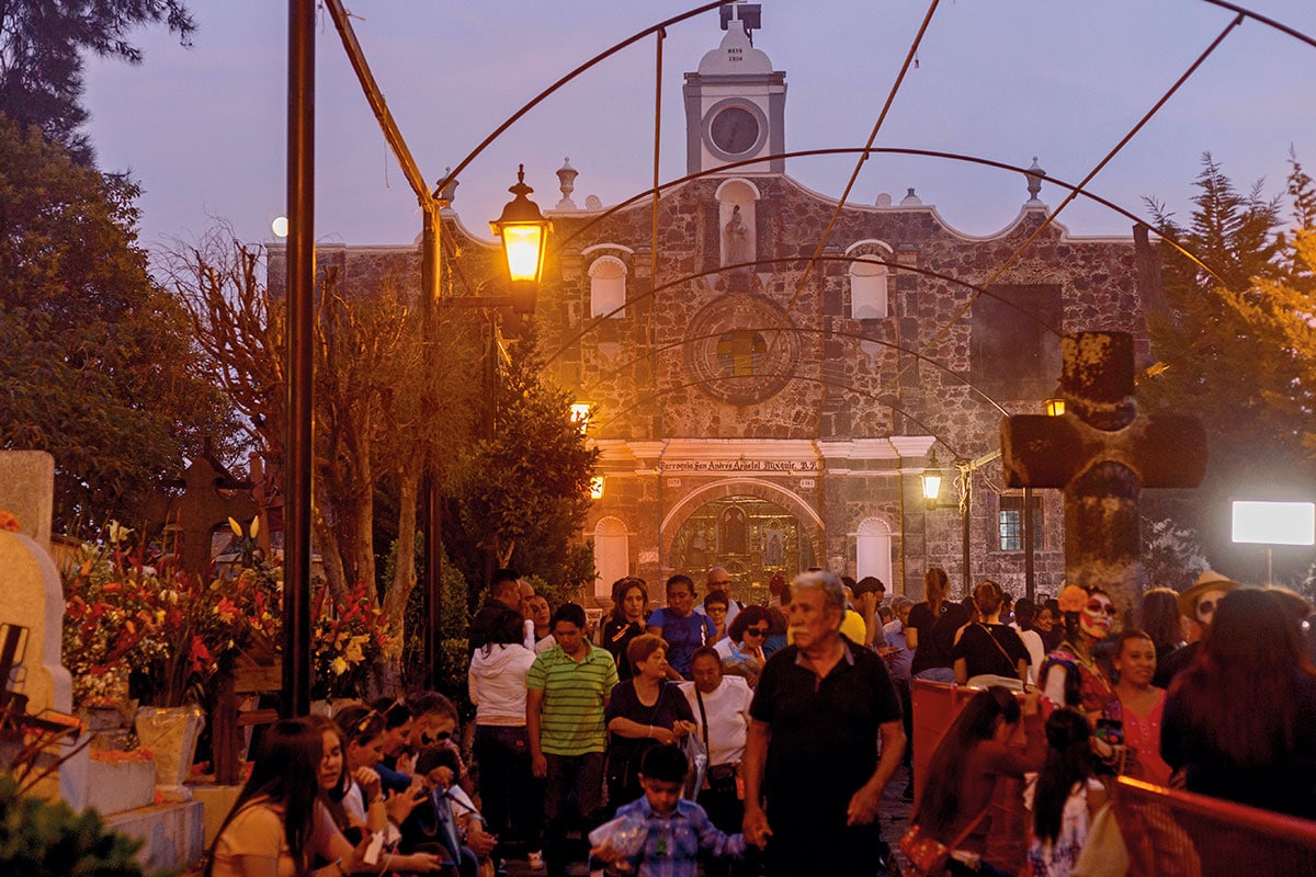 El 2 de noviembre se hace la "Alumbarada" en el panteón de la Iglesia.