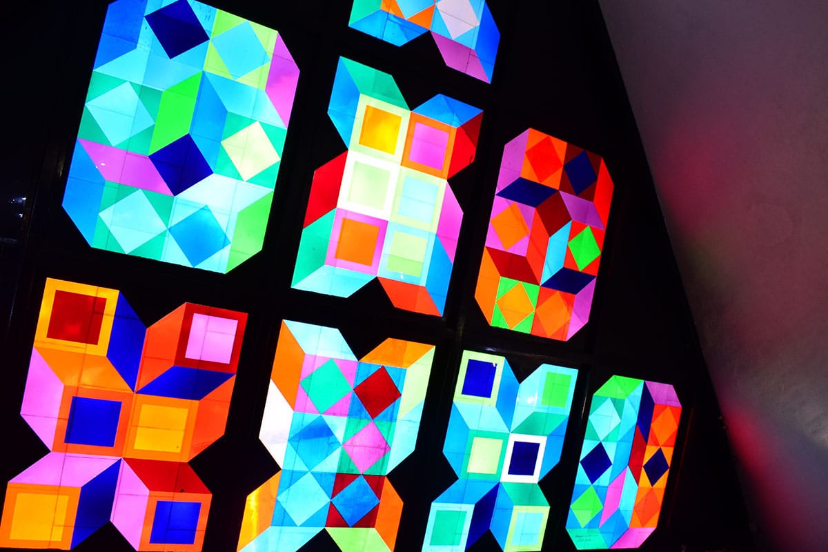 Estos vitrales fueron creados por el artista Víctor Vasarely. Foto: Ricardo Sánchez