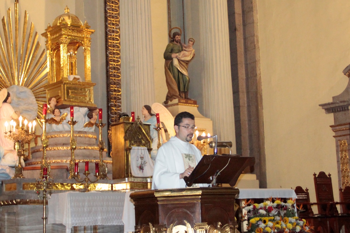 El padre Luis Monroy, párroco de este templo. Foto: Alejandro García