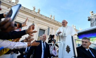 Papa: que el Espíritu Santo que nos dé un corazón abierto a Dios