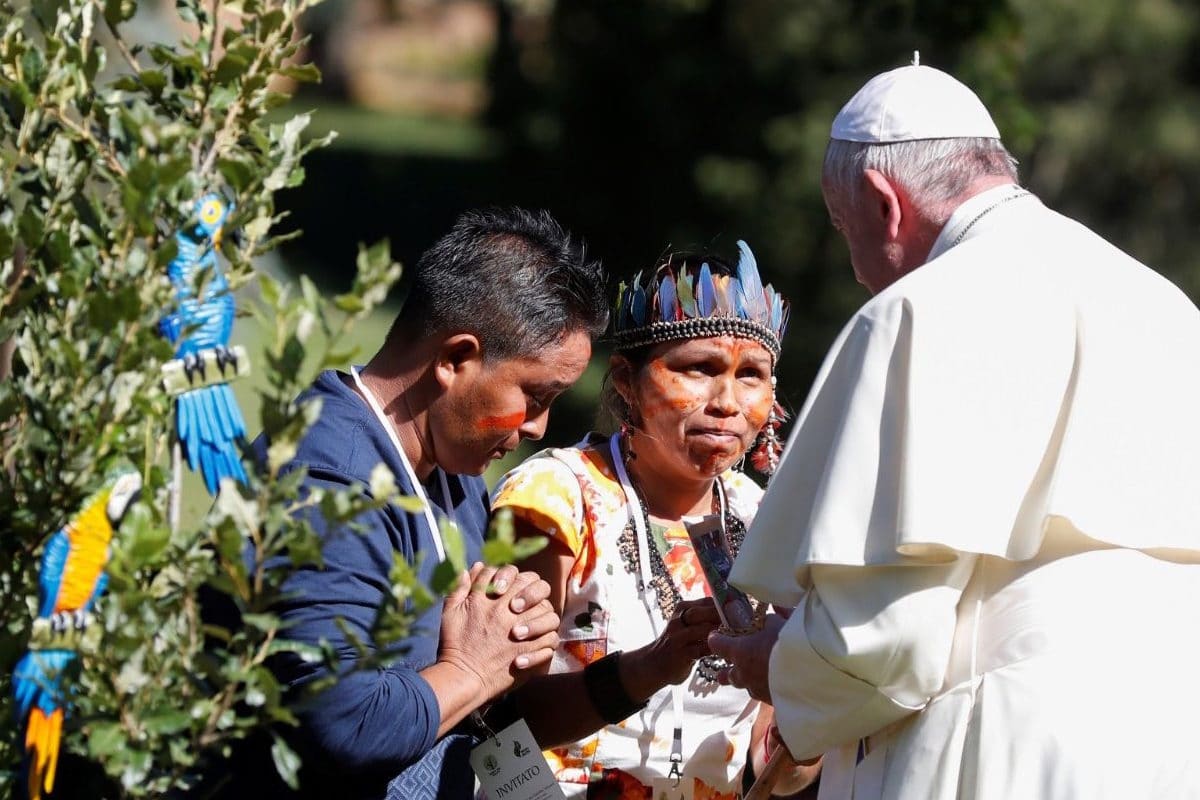 El Papa Francisco con representantes de los pueblos originarios de la Amazonia. Foto: Vatican Media