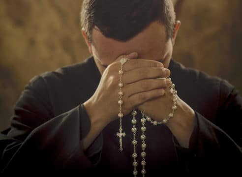 Estas son las promesas de la Virgen para quienes rezan el Rosario