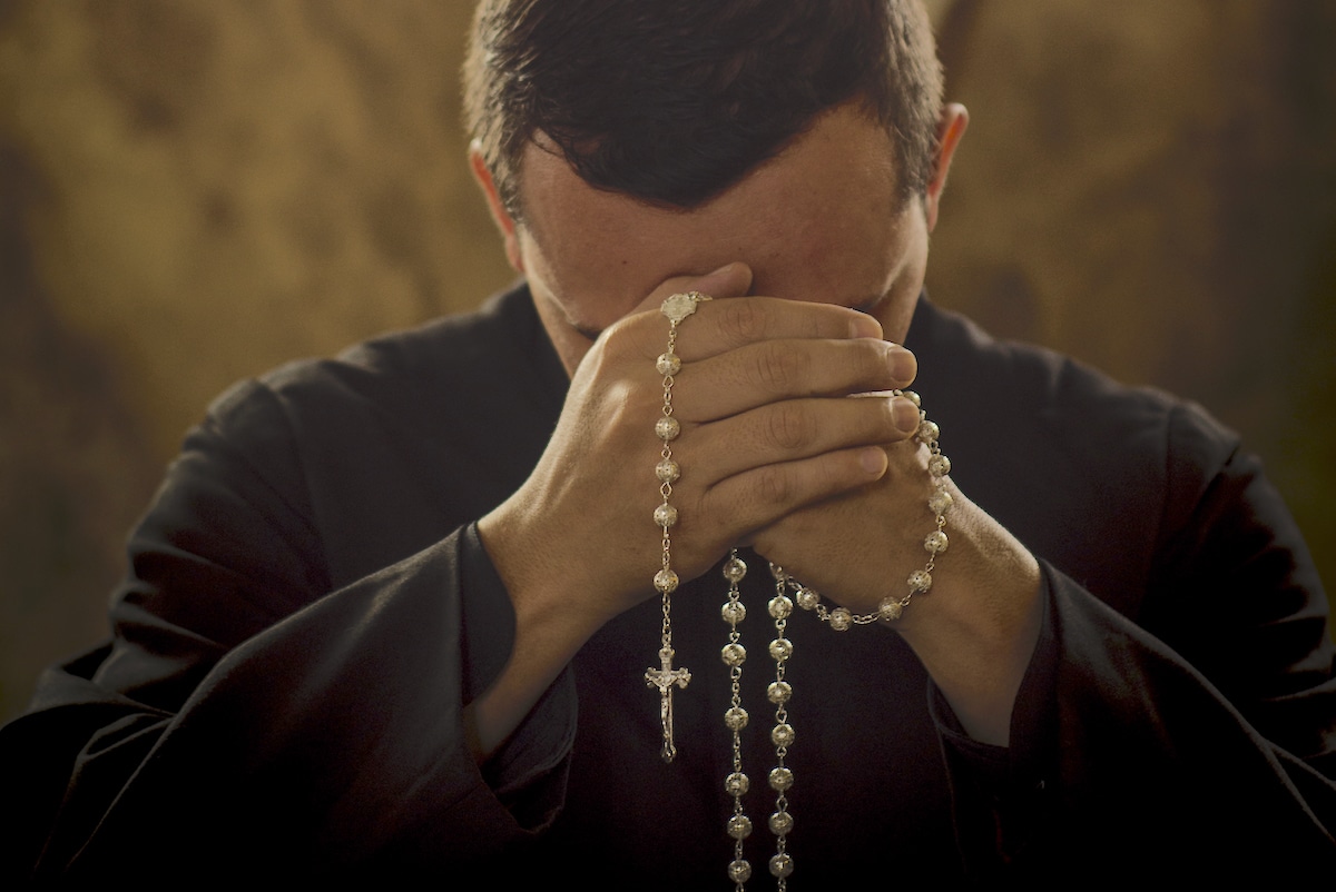 Rezar el Rosario es pedir la intercesión de la Virgen María. Foto: Cathopic