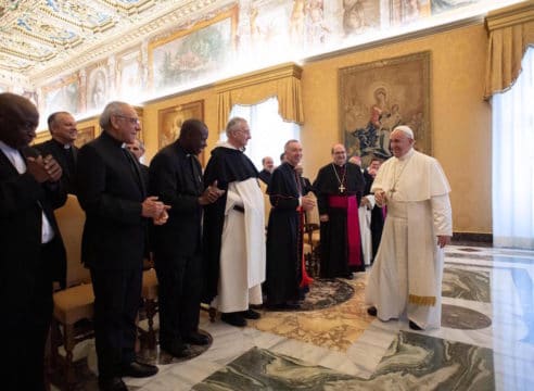 Papa: "Los teólogos son mediadores entre la fe y las culturas"