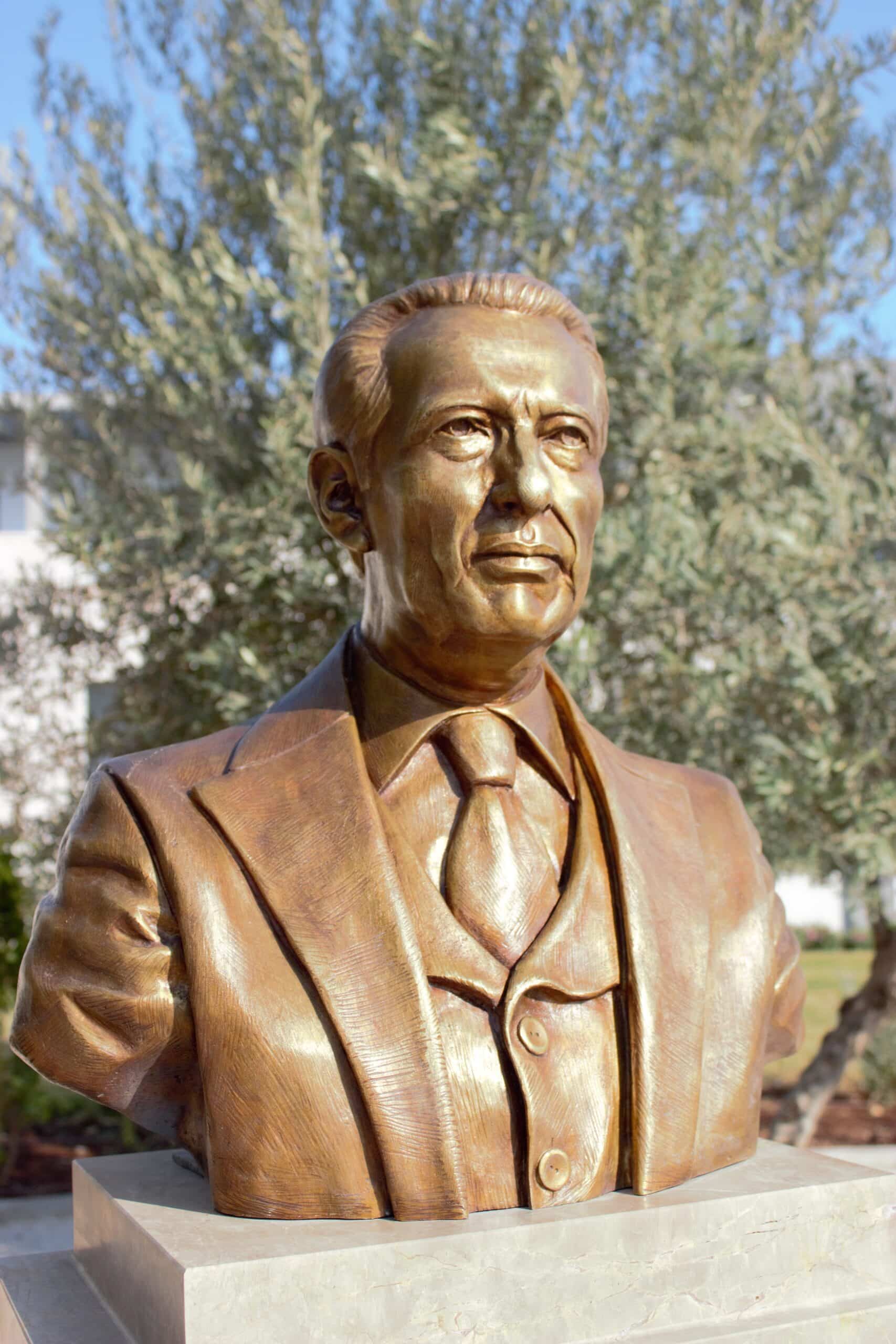 Busto de don Antonino Fernández