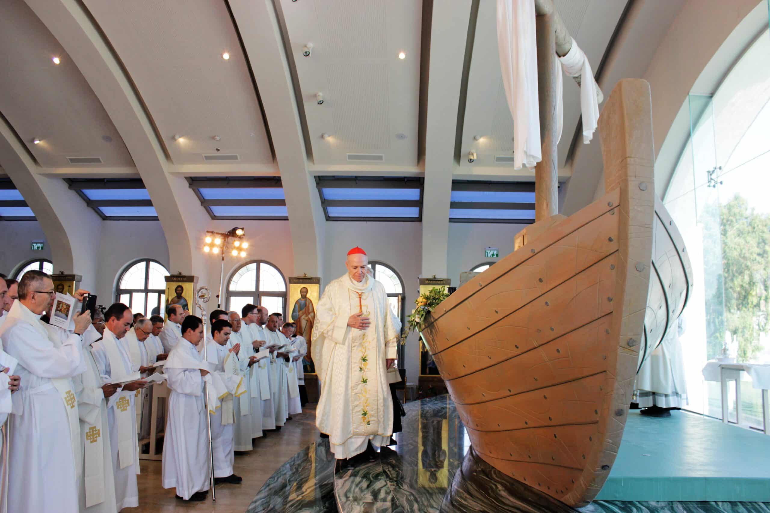 Cardenal Carlos Aguiar en la iglesia Duc In Altum