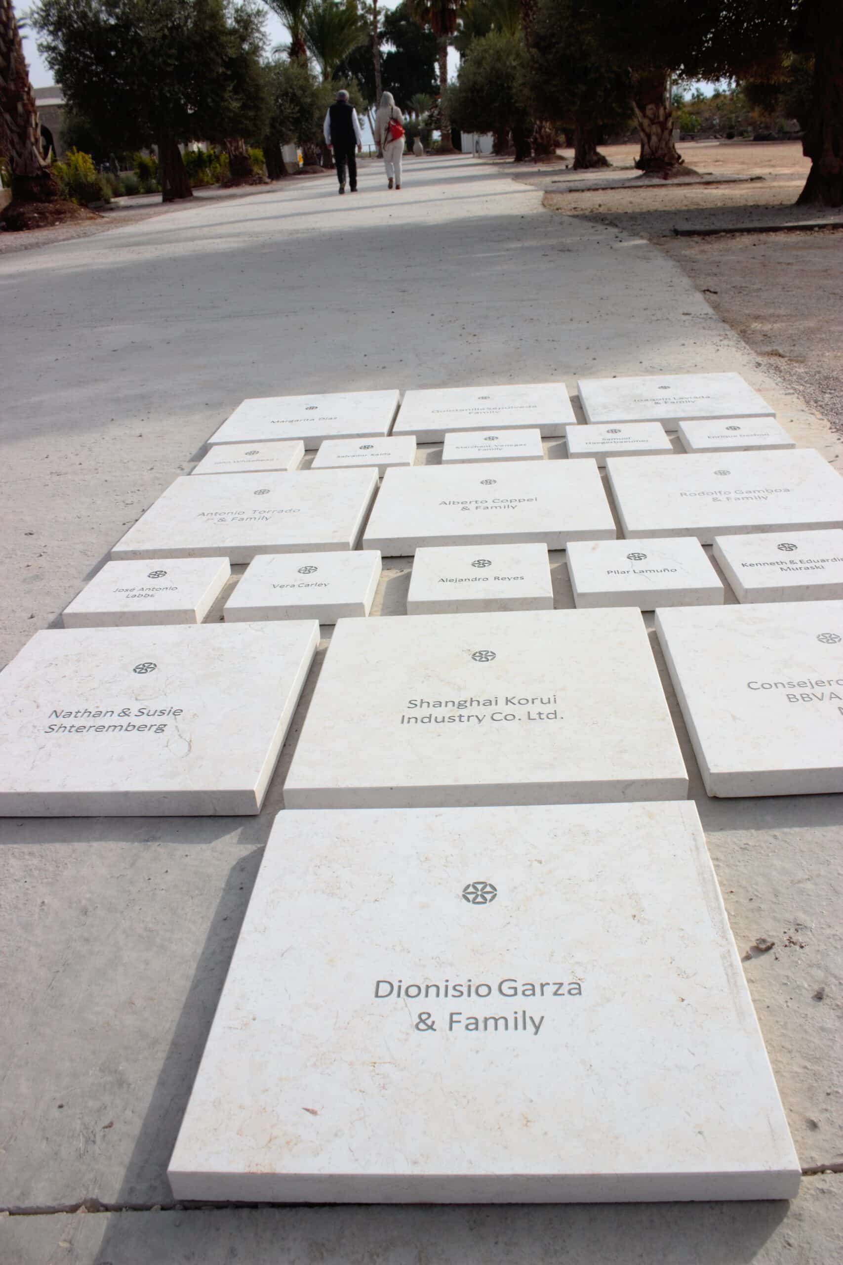 Placas de piedra con nombres grabados