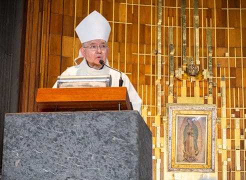 Mons. Gomez: Cuando Dios nos mira, no ve el color de piel