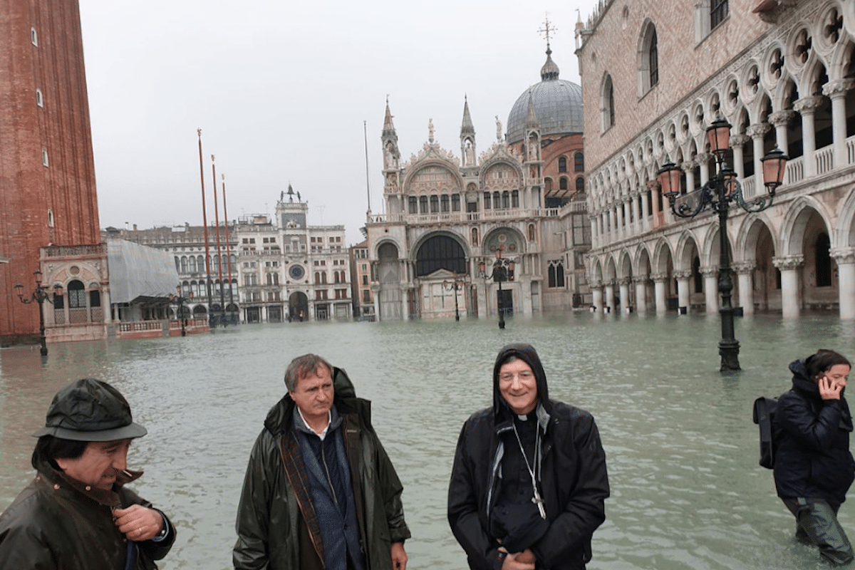 Francesco Moraglia, Patriarca de Venecia, frente a la Basílica de San Marcos. Foto: Patriarcado de Venecia