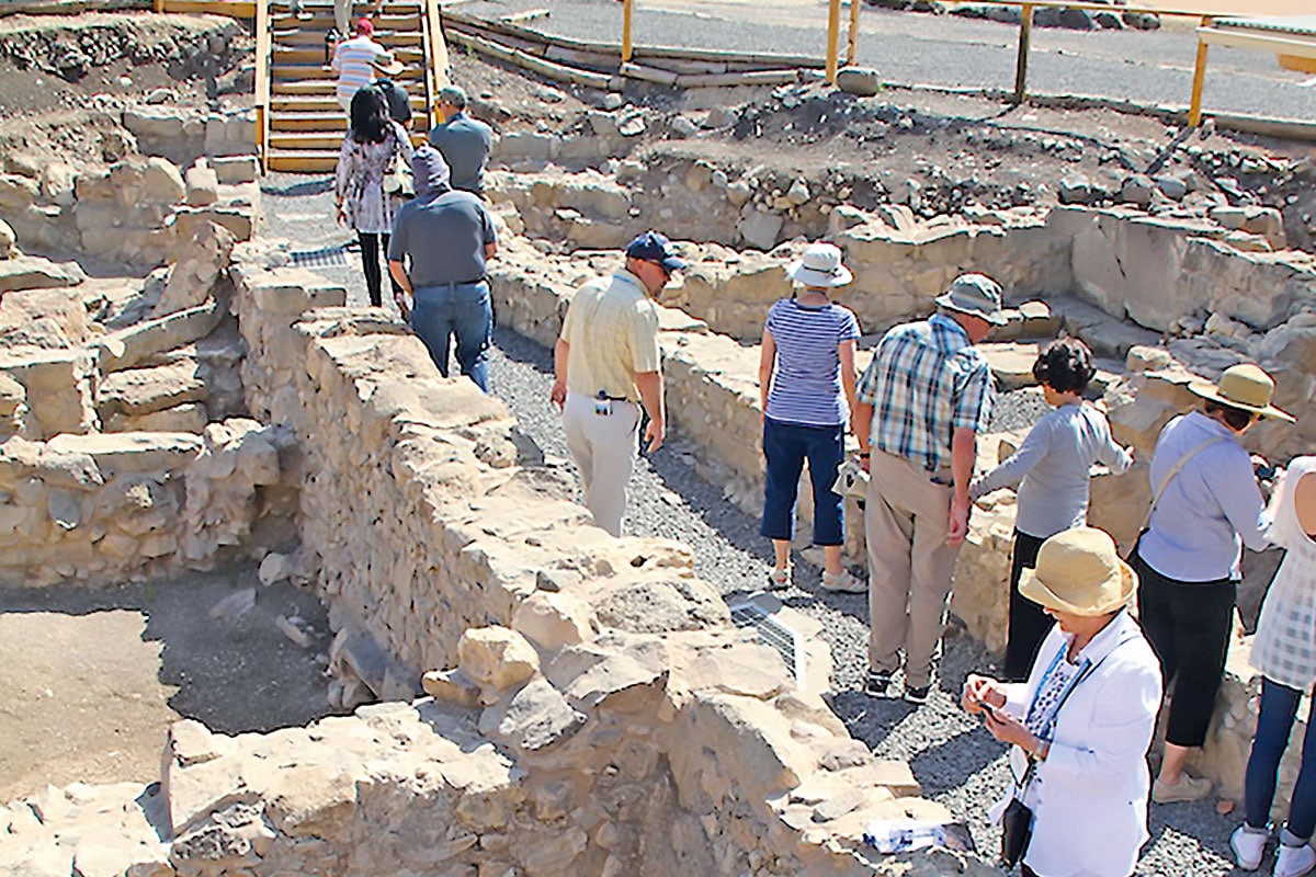 Peregrinos visitan las ruinas de la antigua ciudad de Magdala.