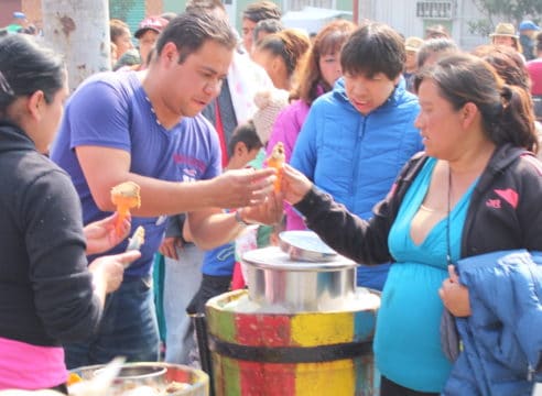 Ellos llevan comida a los peregrinos de la Basílica de Guadalupe