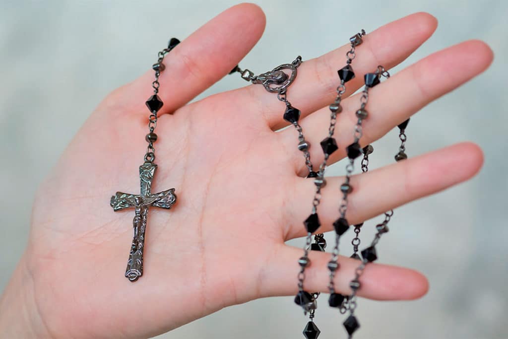 Rezo del Rosario para festejar a la Virgen Foto Cathopic