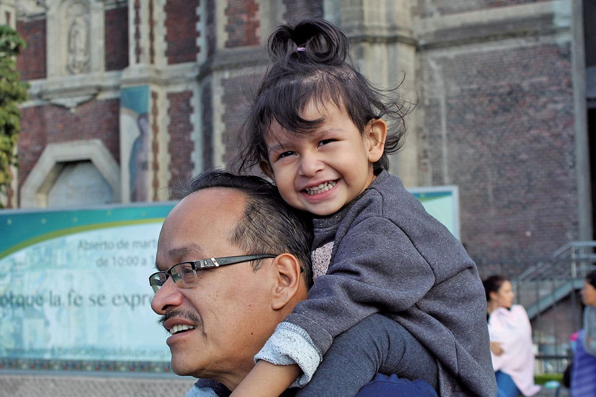 Ale con su papá en la Basílica de Guadalupe. Foto: Cortesía Familia Junco