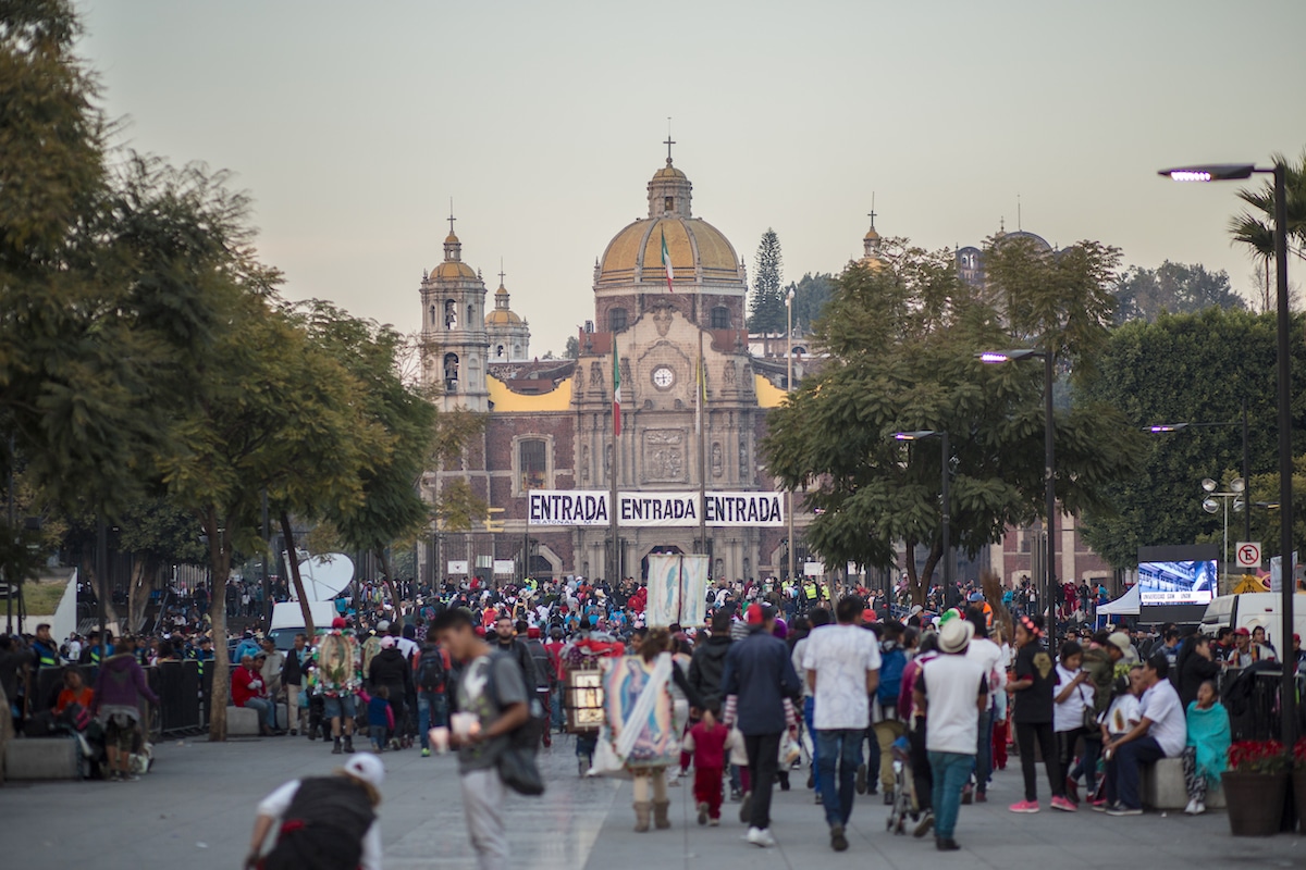 Peregrinos de frente a la Antigua Basílica de Guadalupe, hoy Templo Expiatorio. Foto: María Langarica