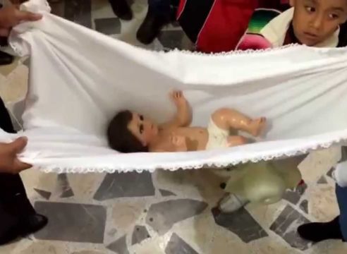 ¿Por qué arrullar al Niño Dios en familia?