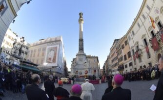 La oración a la Inmaculada en la plaza de España