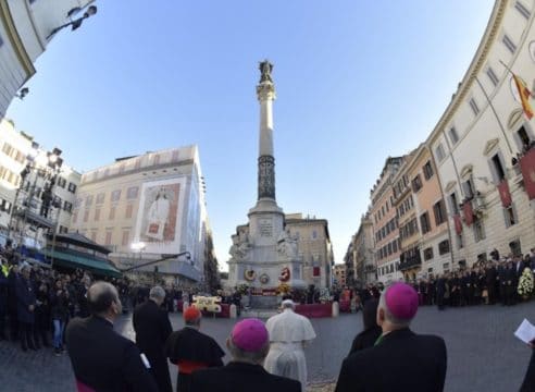 La oración a la Inmaculada en la plaza de España