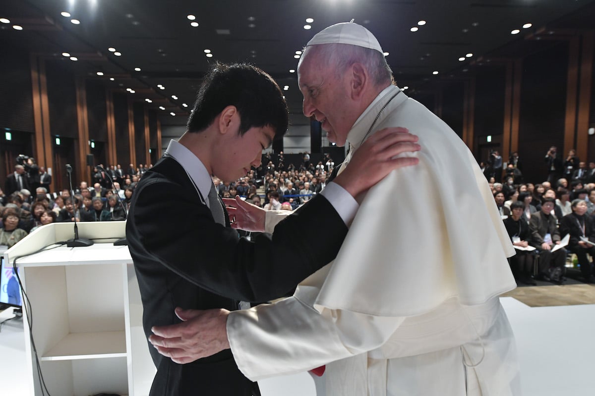 Matsuki Kamoshita, sobreviviente del desastre nuclear, abraza al Papa Francisco. Foto: L'Osservatore Romano