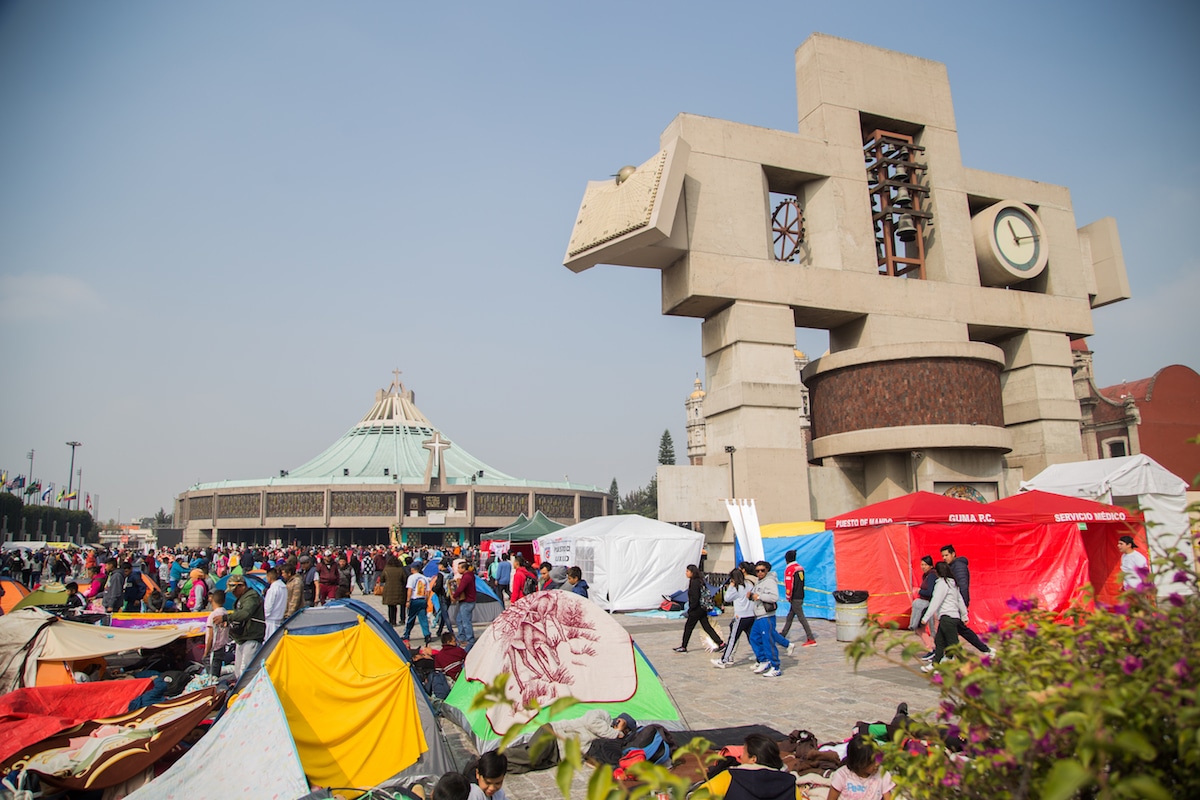 Peregrinos acampando frente a la Basílica de Guadalupe. Foto: María Langarica