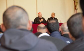 Una sola aportación fija mensual, más beneficios para los sacerdotes