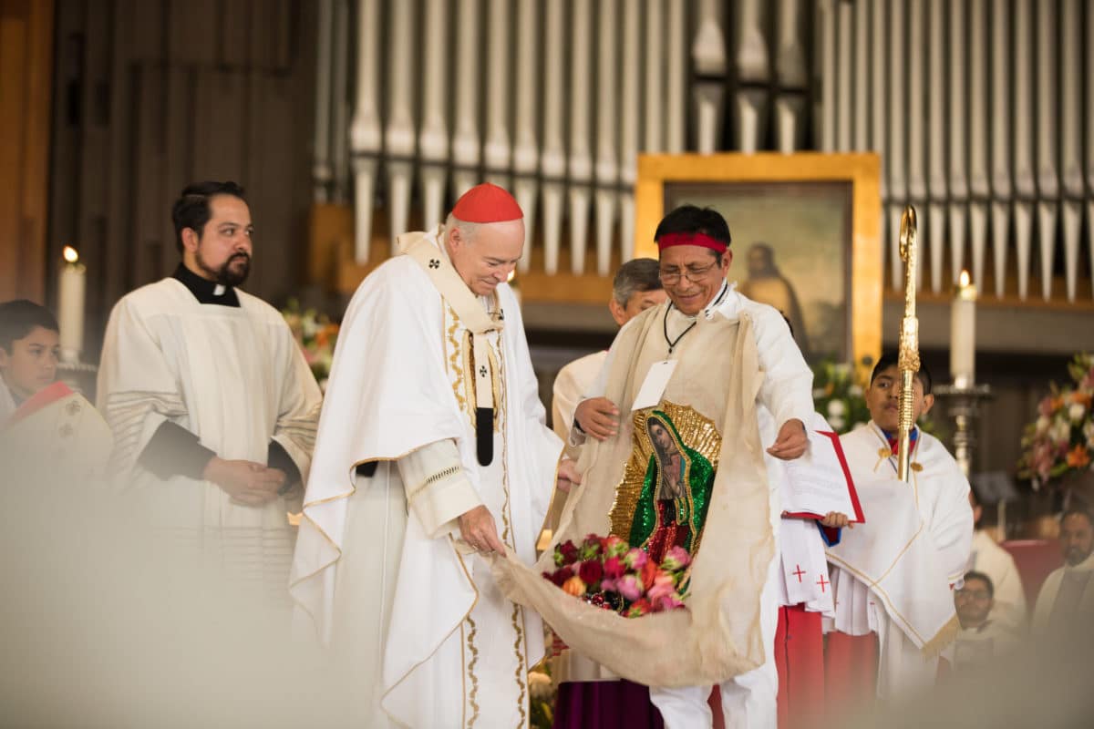 Representación de San Juan Diego en la Misa de las Rosas.