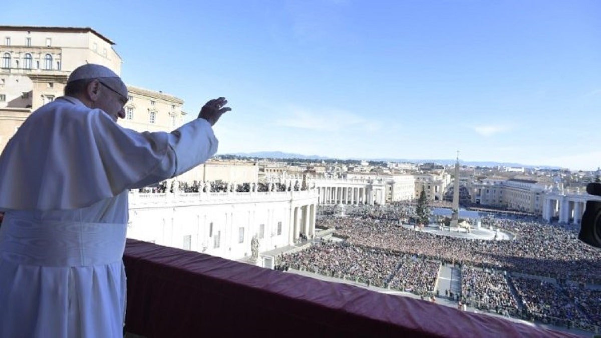 El Papa Francisco imparte la bendición Urbi et Orbi en 2018. Foto: Vatican Media.