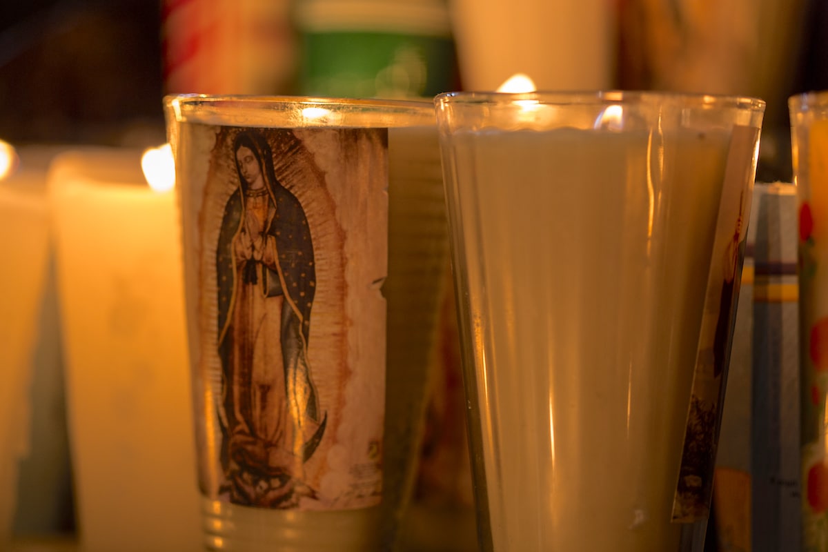 Veladoras a la Virgen de Guadalupe. Foto: María Langarica