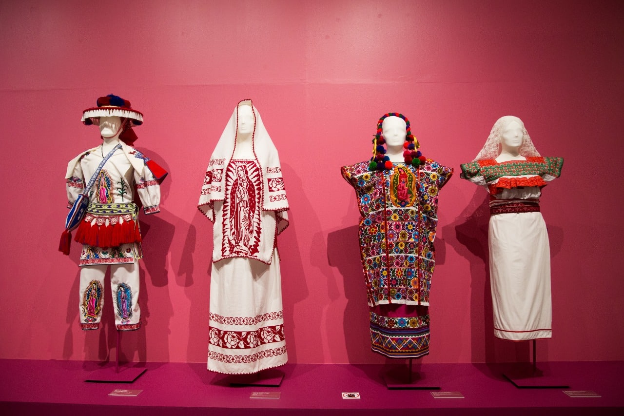 Vestimentas típicas con bordados de la Virgen de Guadalupe. Foto: María Langarica