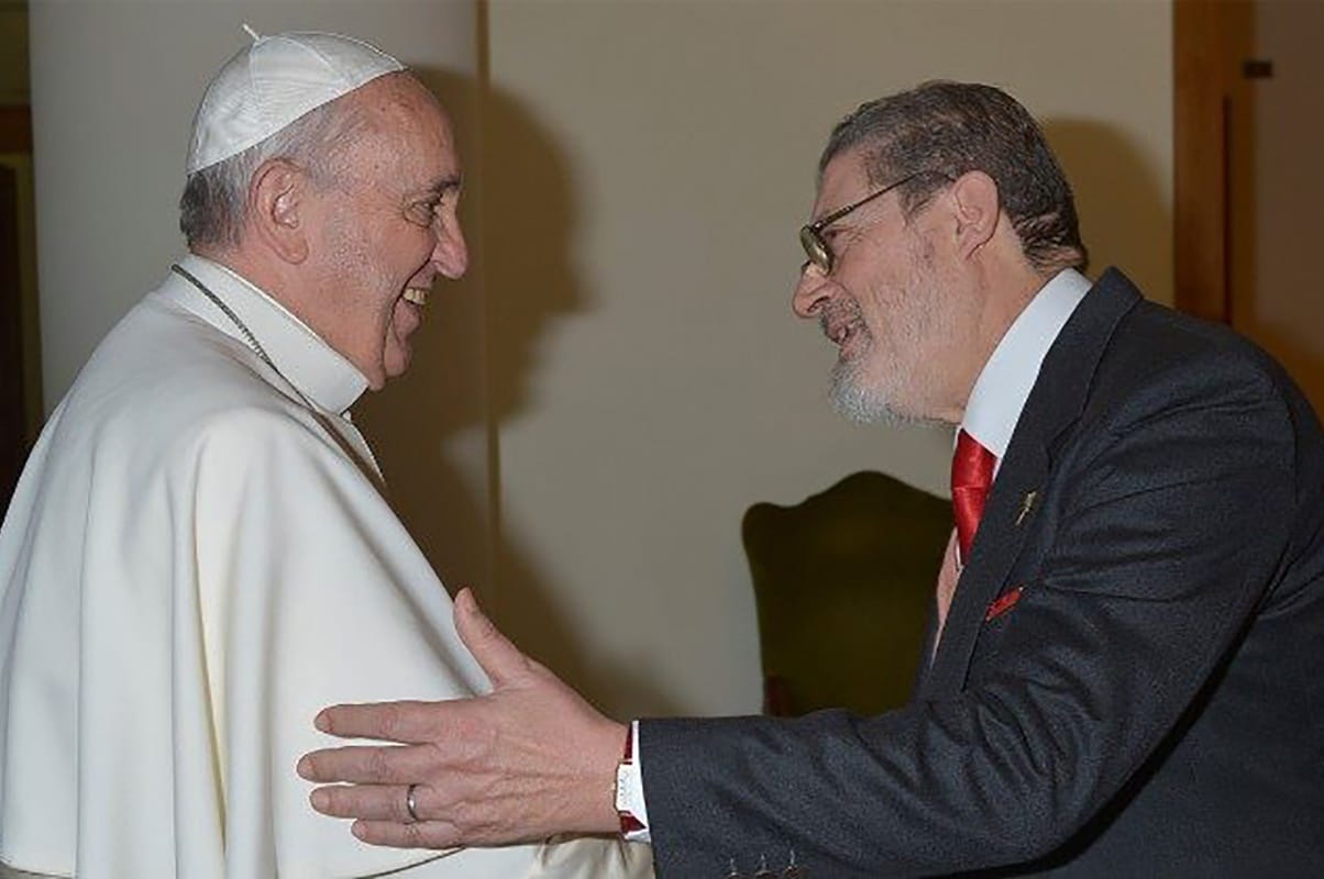 El médico Fabrizio Soccorsi junto al Papa Francisco. Foto: Vatican Media.