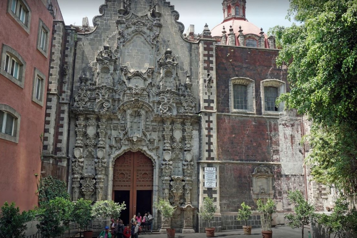 Iglesia de san Francisco el Grande en el Centro Histórico de la Ciudad de México, a su lado estaba la capilla de san José de los Naturales. Foto: Google Maps.