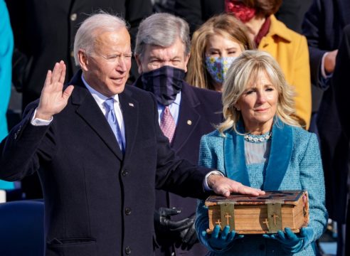 El Papa Francisco pide a Joe Biden esforzarse para reconciliar a EE UU