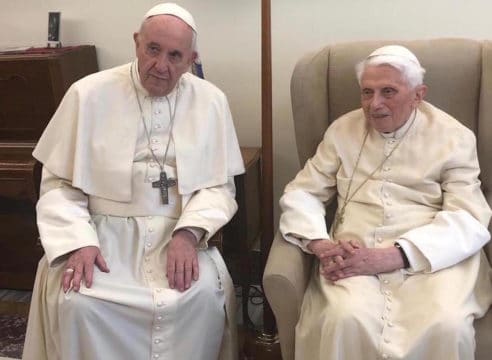 Confirma la Santa Sede: Francisco y Benedicto XVI han sido vacunados