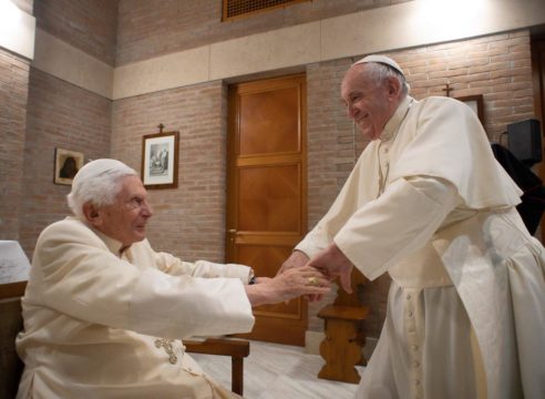 El Papa Francisco a Benedicto XVI: “Gracias, querido padre y hermano”