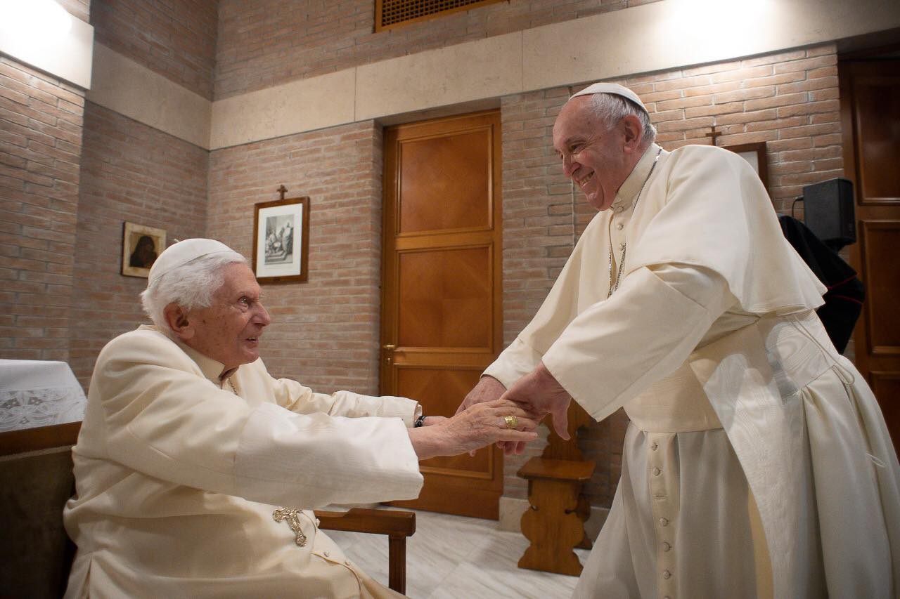Un gran encuentro: el Papa Francisco visitando a Benedicto XVI este 28 de noviembre de 2020. Un testimonio de comunión y cercanía, muestra de gratitud y corresponsabilidad. Foto: Vatican Media