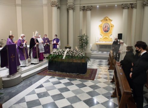 El Papa Francisco asiste al funeral de su médico personal