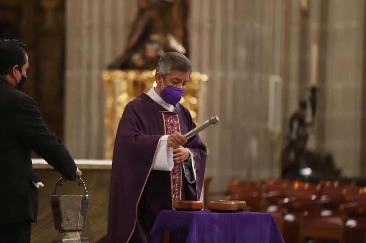 Bendición de las cenizas en la Catedral de México el Miércoles de Ceniza. Foto: María Langarica