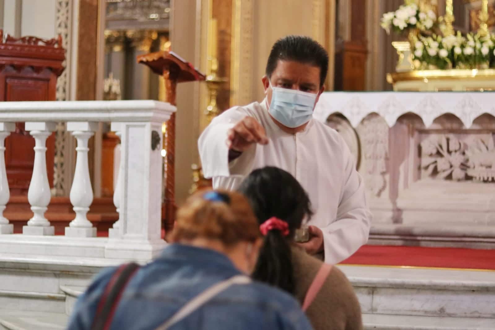 En la Catedral de Morelia se impone la ceniza atendiendo las disposiciones sanitarias. Foto: En Morelia, los templos ofrecen ceniza para llevar a casa y evitar aglomeraciones. Foto: Twitter @1aplanamx