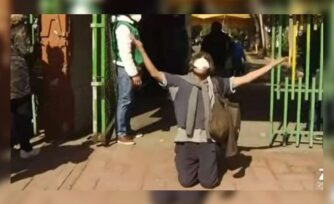 ¡Gracias a Dios! Hincado mirando al cielo, este hombre celebró su vacuna