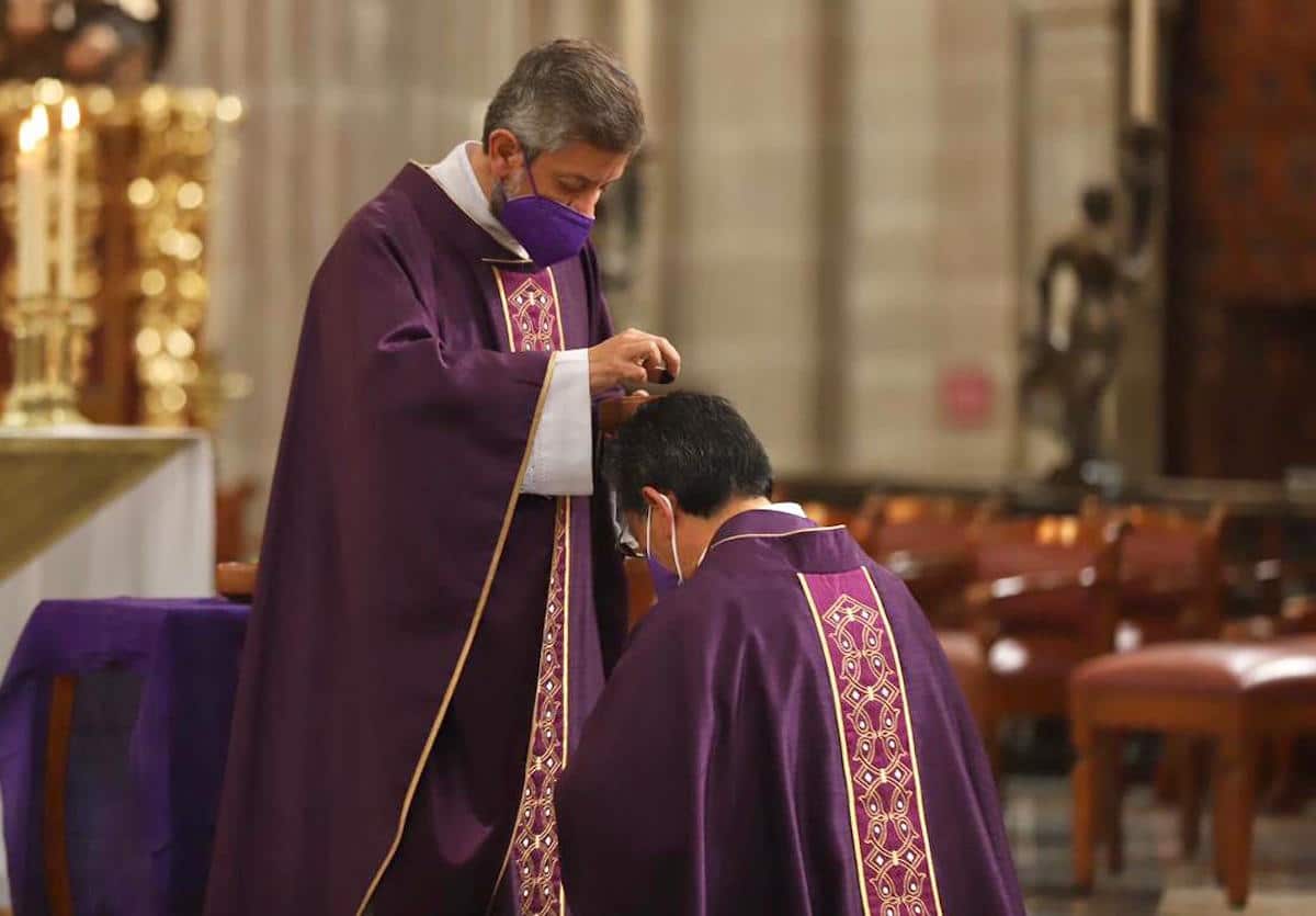 El padre Ricardo Valenzuela, deán de la Catedral de México, en el rito de imposición de la ceniza. Foto: María Langarica