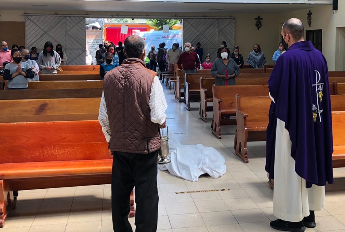 La comunidad participó de la Misa de exequias del hombre que falleció dentro de la Iglesia. Foto: Iglesia Jesús Sacerdote/Cortesía.