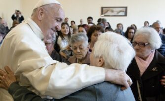 No dejemos solos a nuestros ancianos