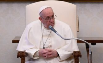 Papa Francisco: Sin la fe, todo se cae; sin la oración, la fe se apaga