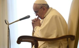 3 dificultades comunes en la oración y cómo combatirlas, según el Papa