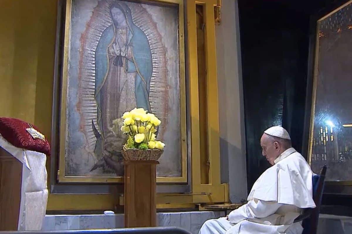 El Papa Francisco en oración frente a la imagen de la Virgen de Guadalupe.