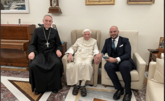 El Papa Emérito Benedicto XVI reaparece sonriente en fotografía