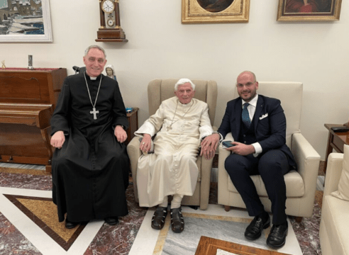 El Papa Emérito Benedicto XVI reaparece sonriente en fotografía