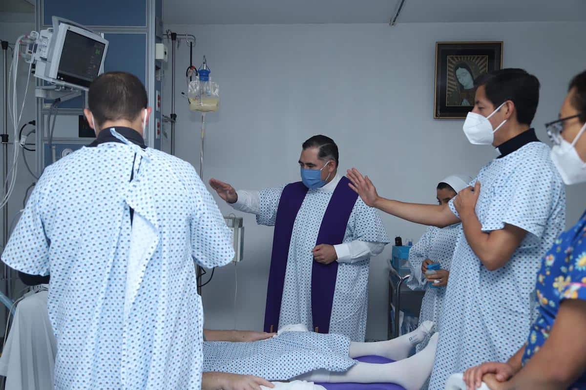 Monseñor Carlos Samaniego visitó a quienes se recuperan de Covid-19 en el Hospital MIG. Foto: María Langarica